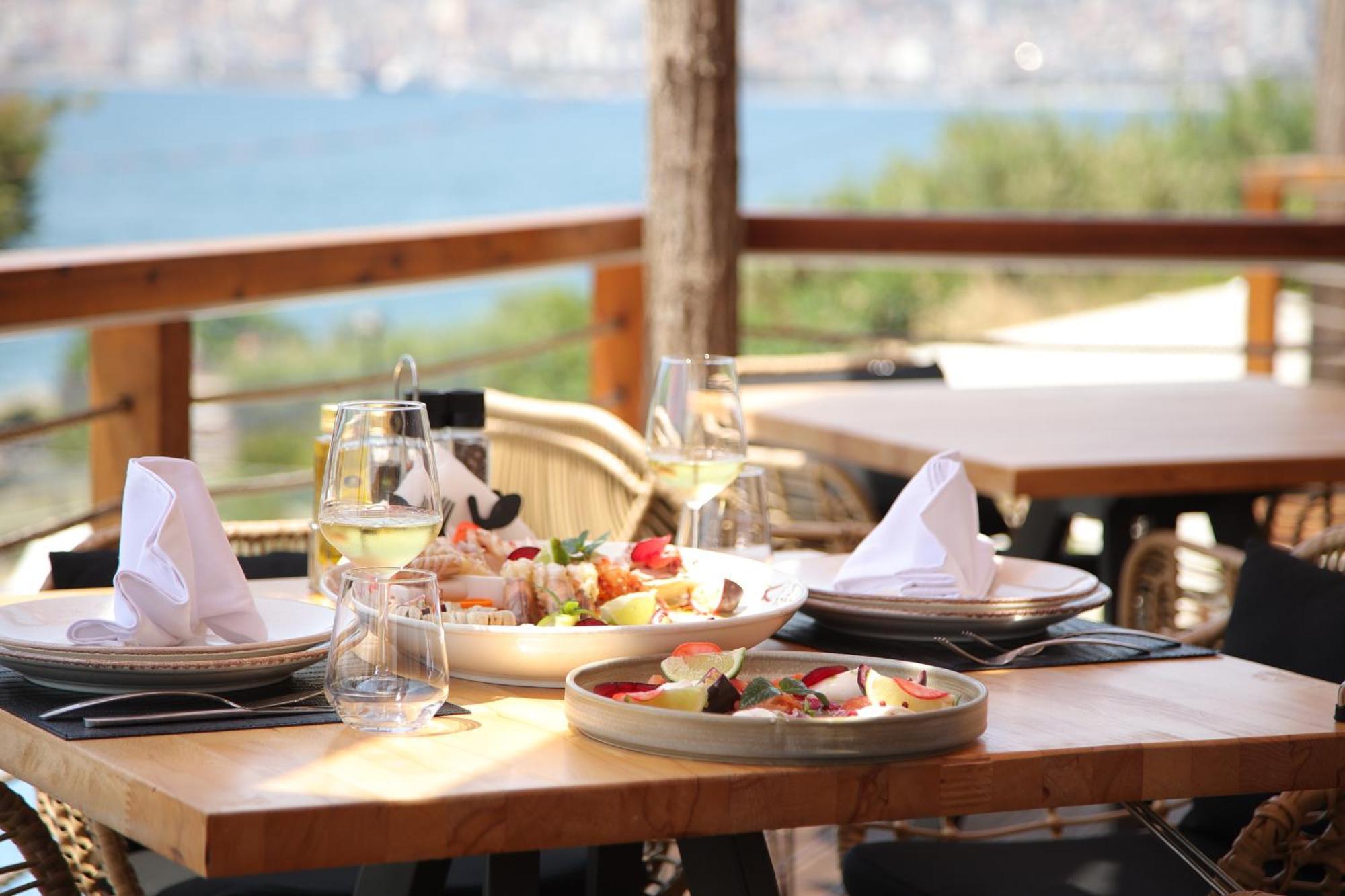 Harbour Hotel Sarandë Exteriör bild